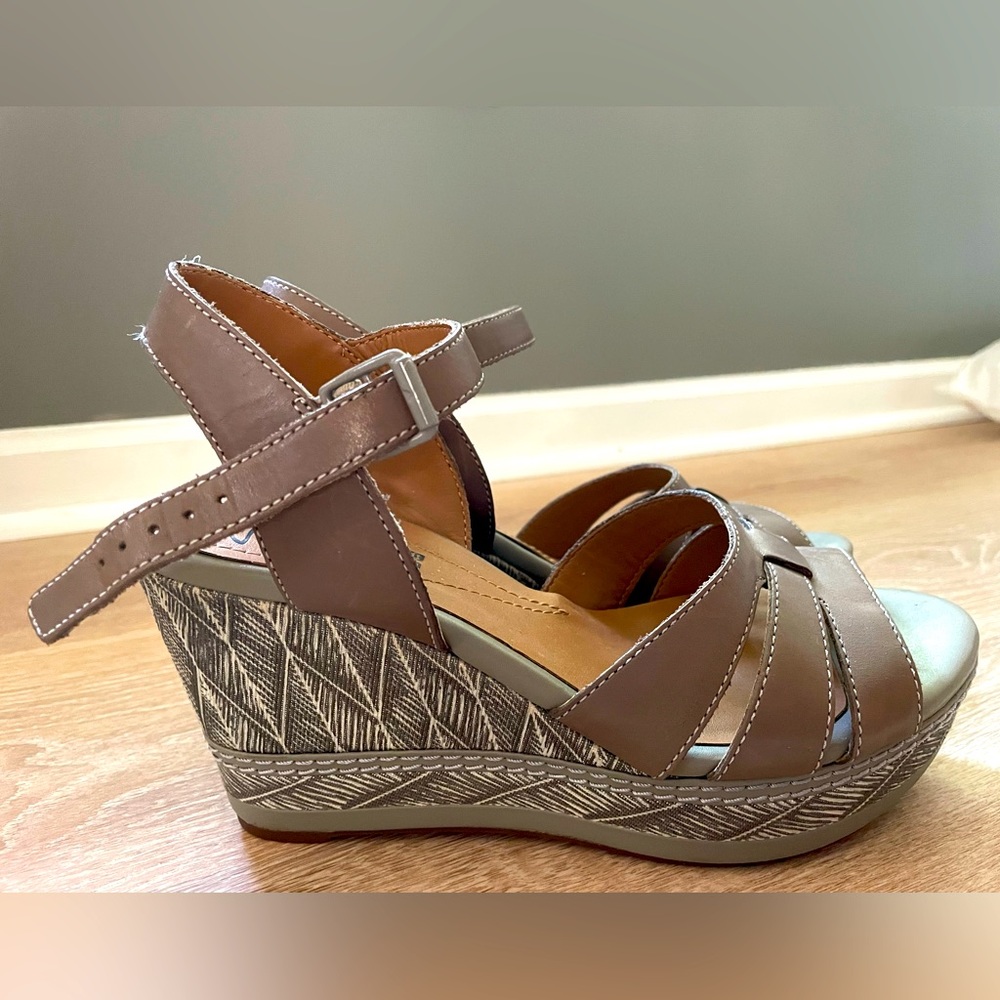 Clarks soft cushion sandals